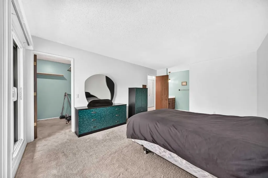 3240 66 Avenue SW Calgary AB T3E 6M5
