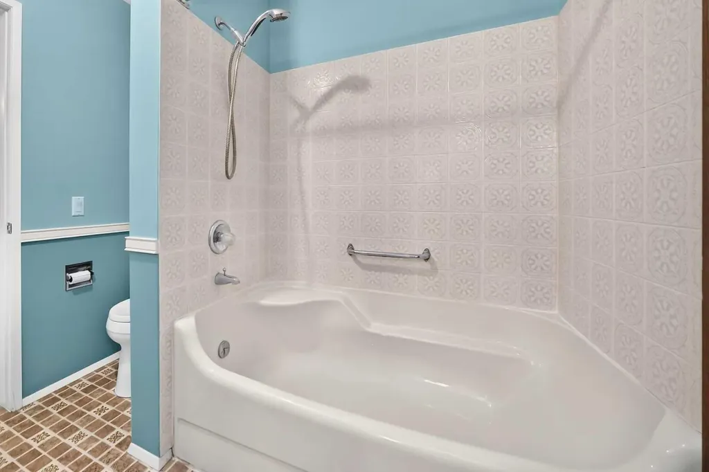 3240 66 Avenue SW Calgary AB T3E 6M5