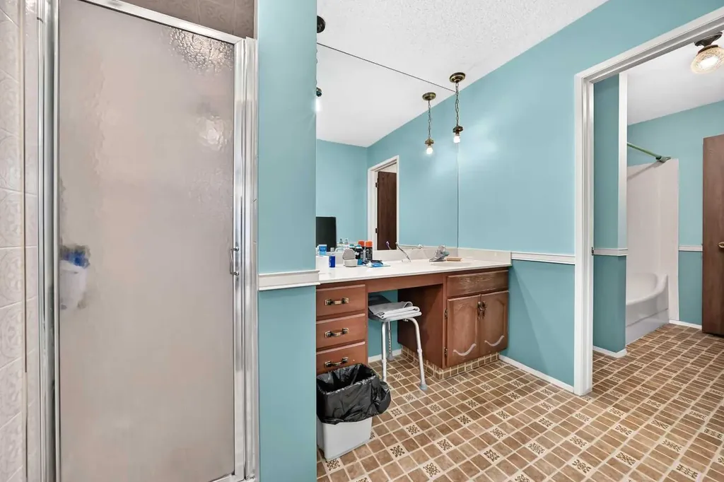 3240 66 Avenue SW Calgary AB T3E 6M5