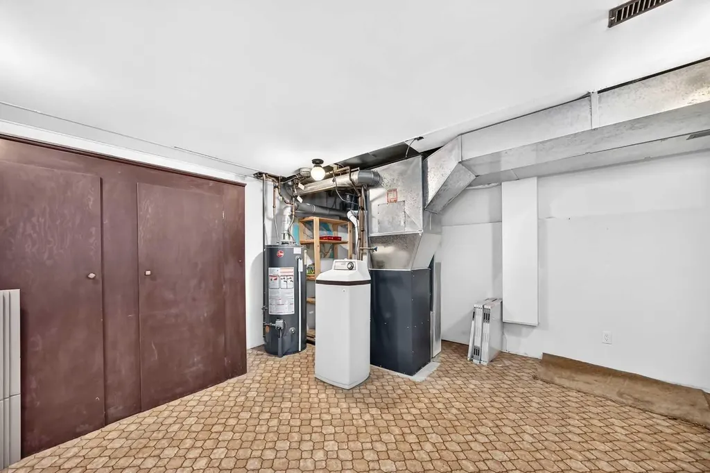 3240 66 Avenue SW Calgary AB T3E 6M5