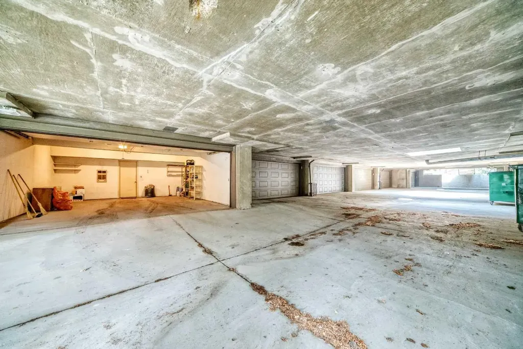 3240 66 Avenue SW Calgary AB T3E 6M5