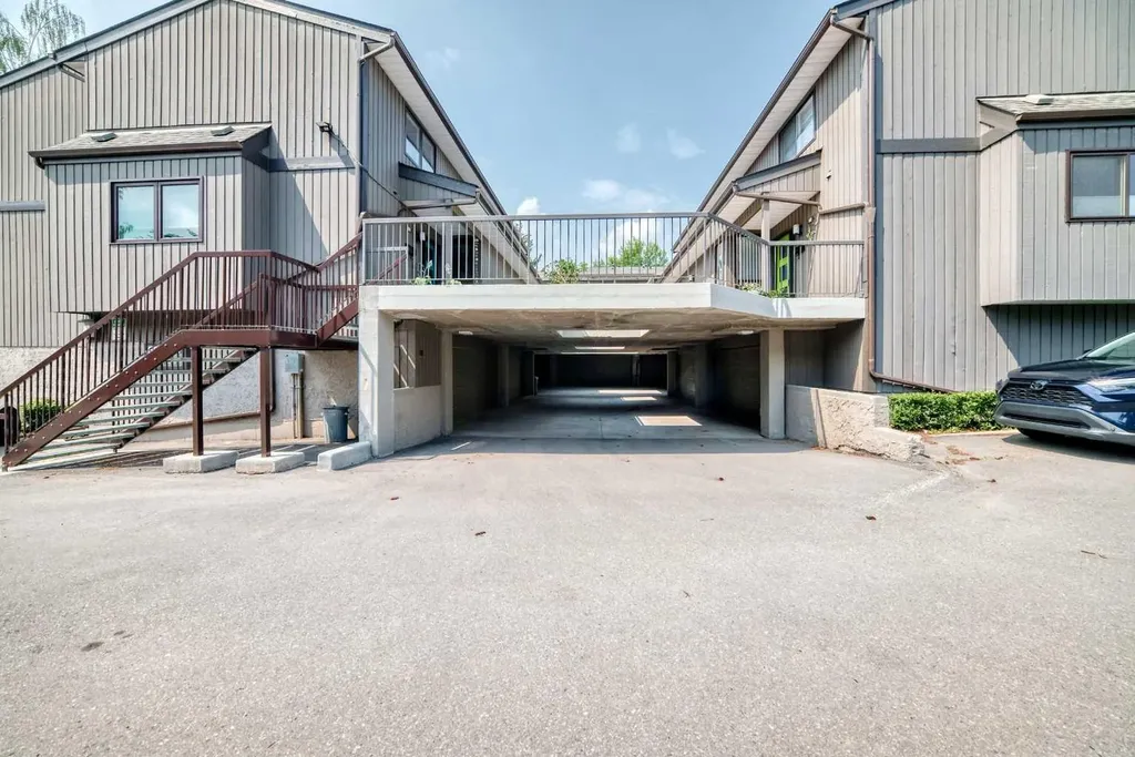 3240 66 Avenue SW Calgary AB T3E 6M5