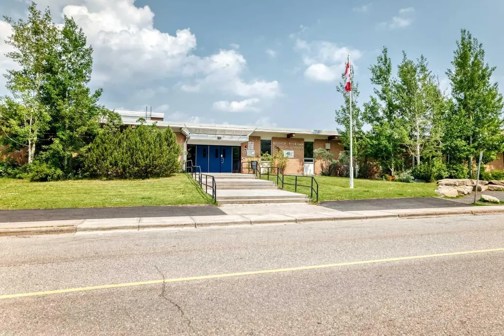 3240 66 Avenue SW Calgary AB T3E 6M5