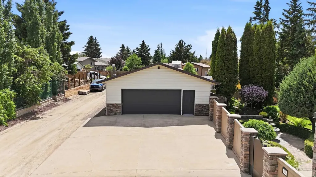 60 Brown Close Red Deer AB T4R 1K4