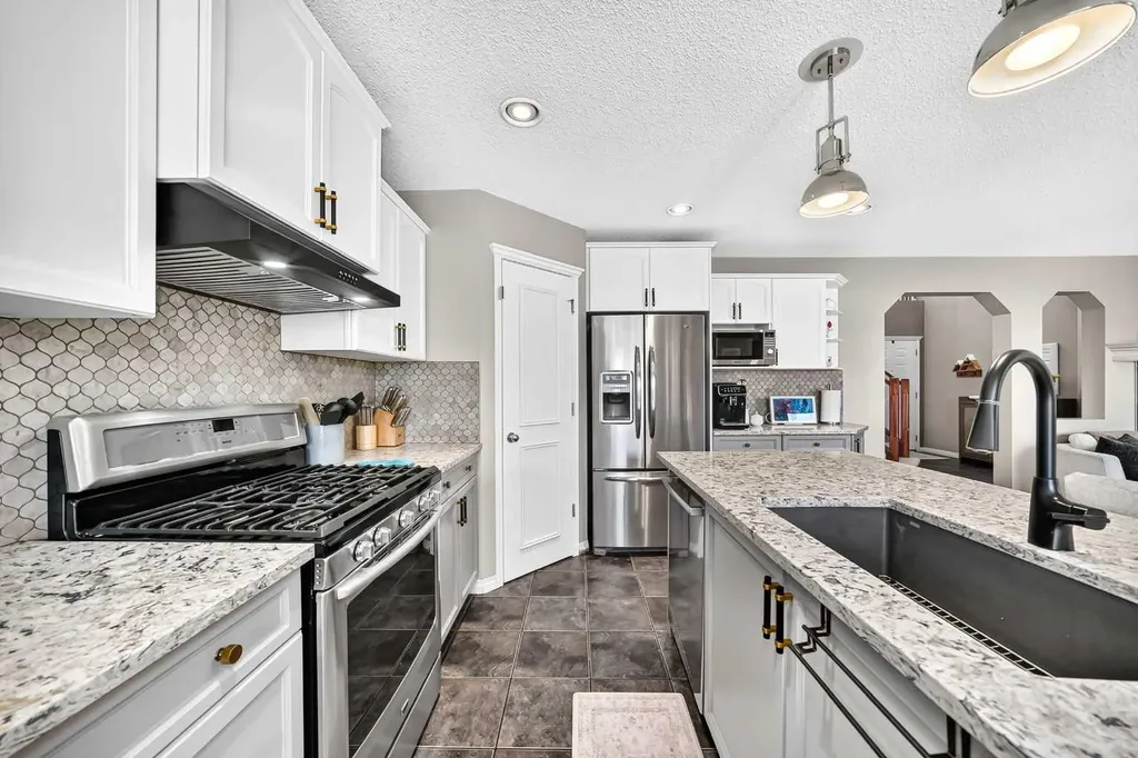 36 New Brighton Link SE Calgary AB T2Z 4J5