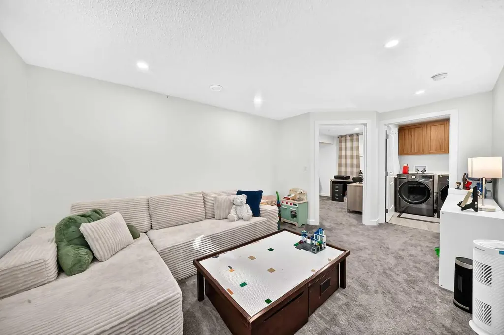 36 New Brighton Link SE Calgary AB T2Z 4J5