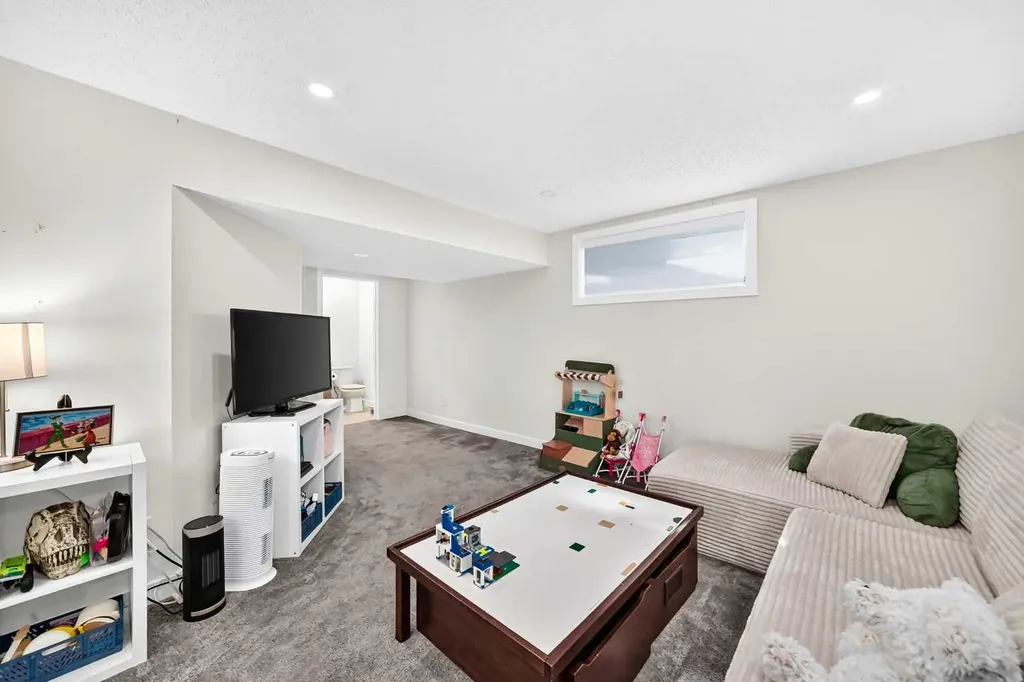 36 New Brighton Link SE Calgary AB T2Z 4J5