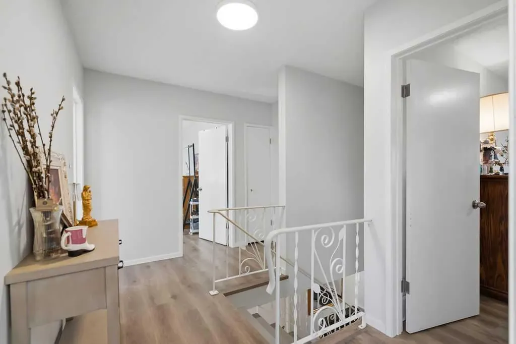 2812 19 Street NW Calgary AB T2M 3V8