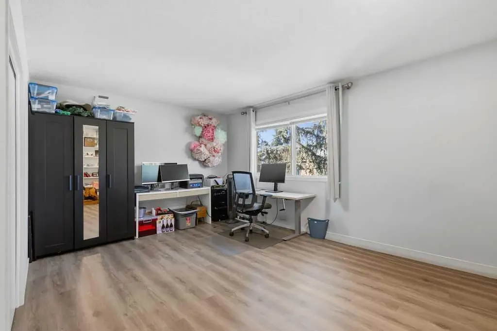 2812 19 Street NW Calgary AB T2M 3V8