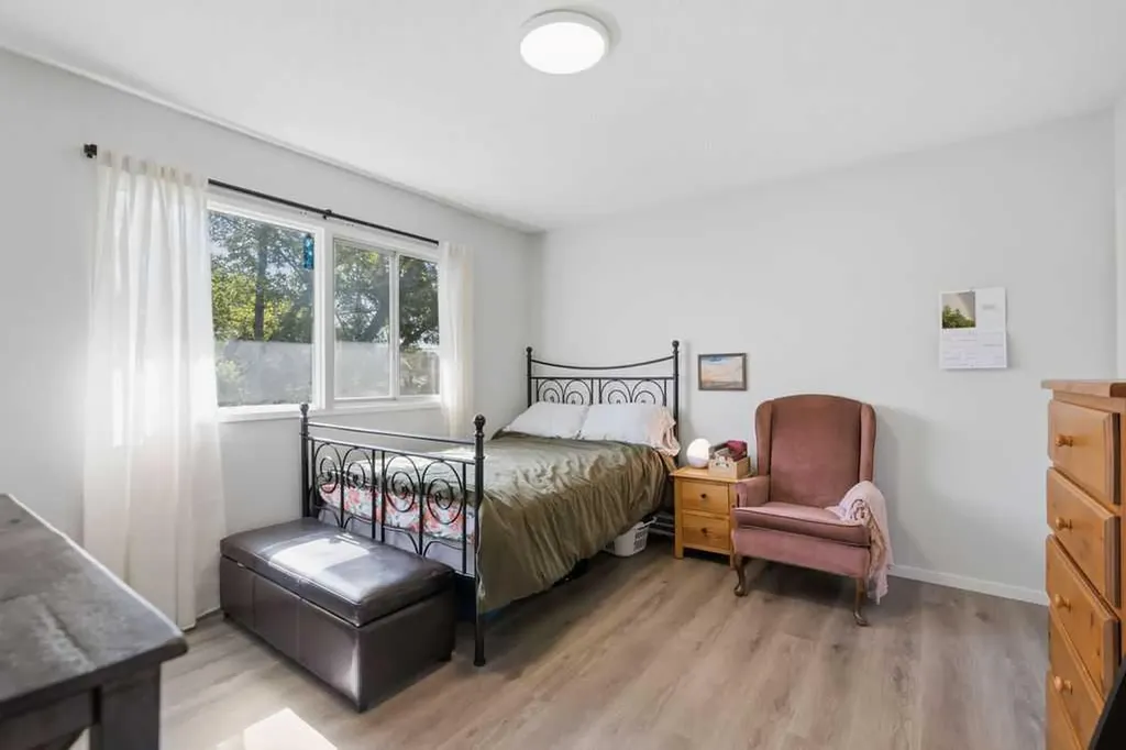 2812 19 Street NW Calgary AB T2M 3V8