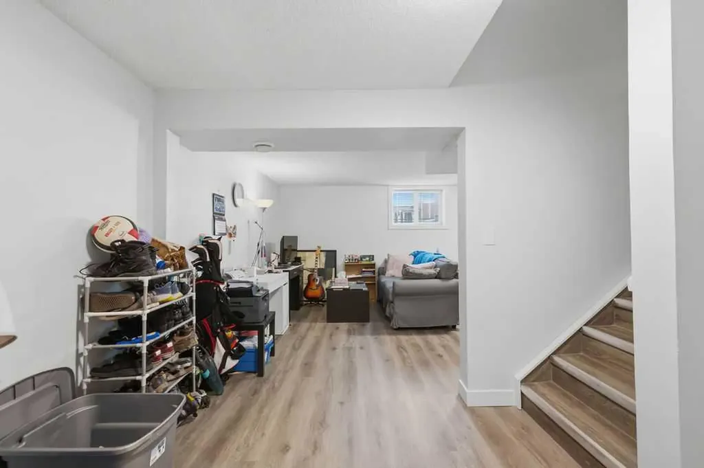 2812 19 Street NW Calgary AB T2M 3V8