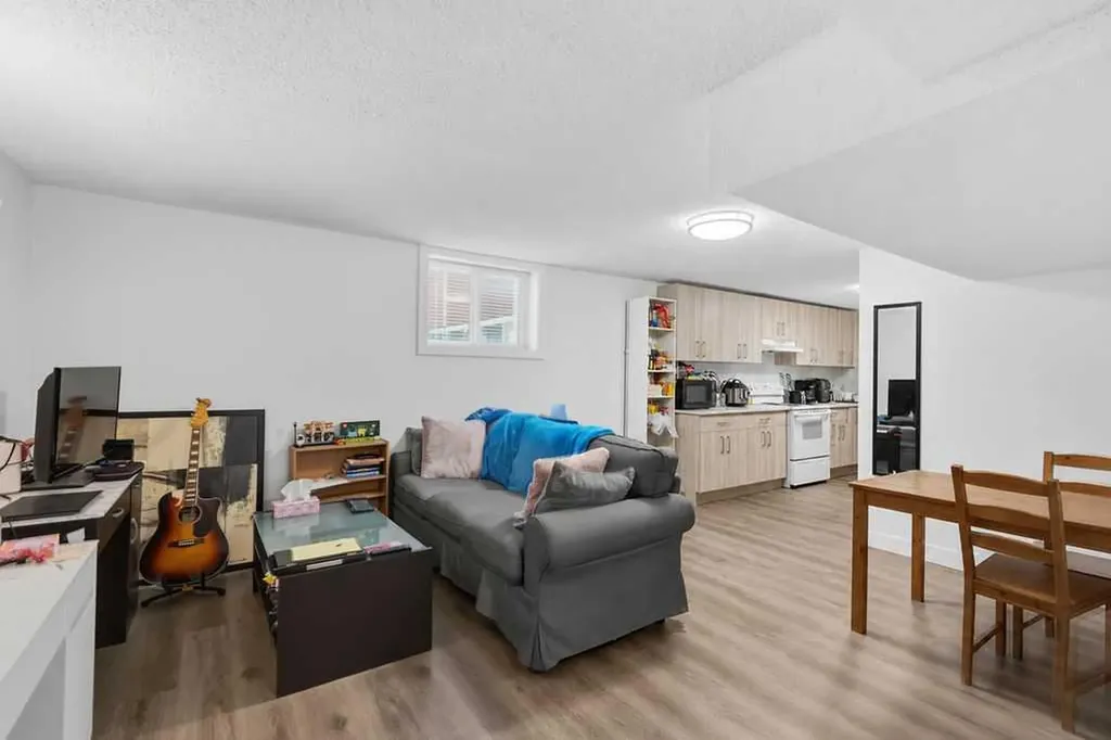 2812 19 Street NW Calgary AB T2M 3V8