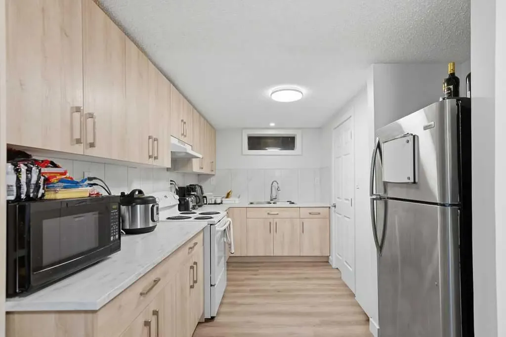 2812 19 Street NW Calgary AB T2M 3V8