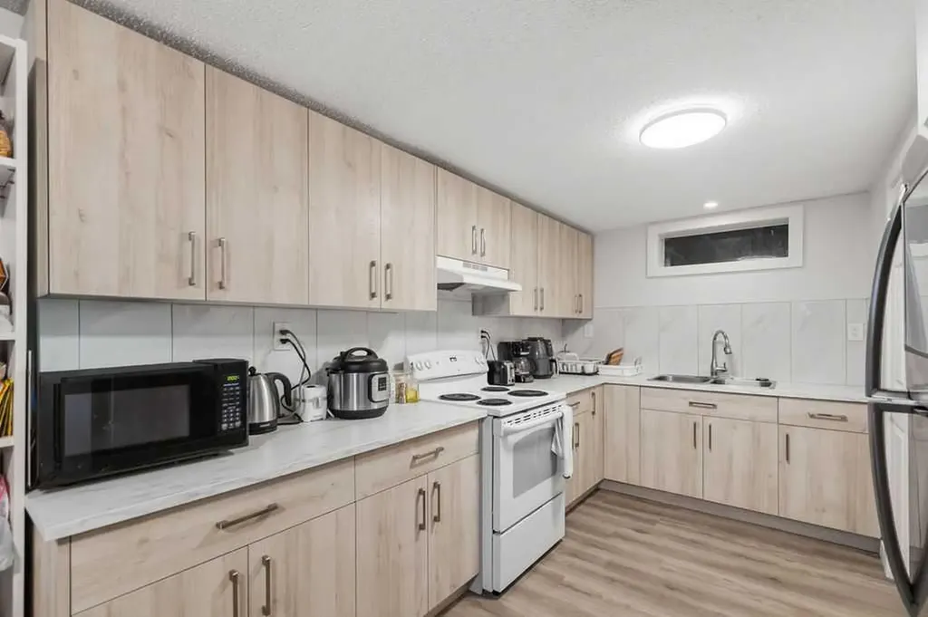 2812 19 Street NW Calgary AB T2M 3V8