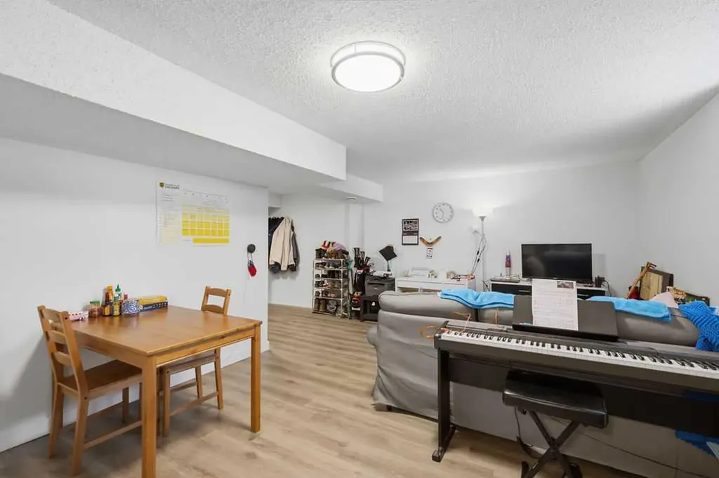 2812 19 Street NW Calgary AB T2M 3V8