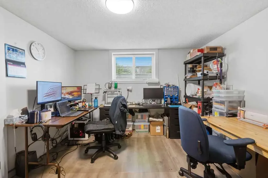 2812 19 Street NW Calgary AB T2M 3V8