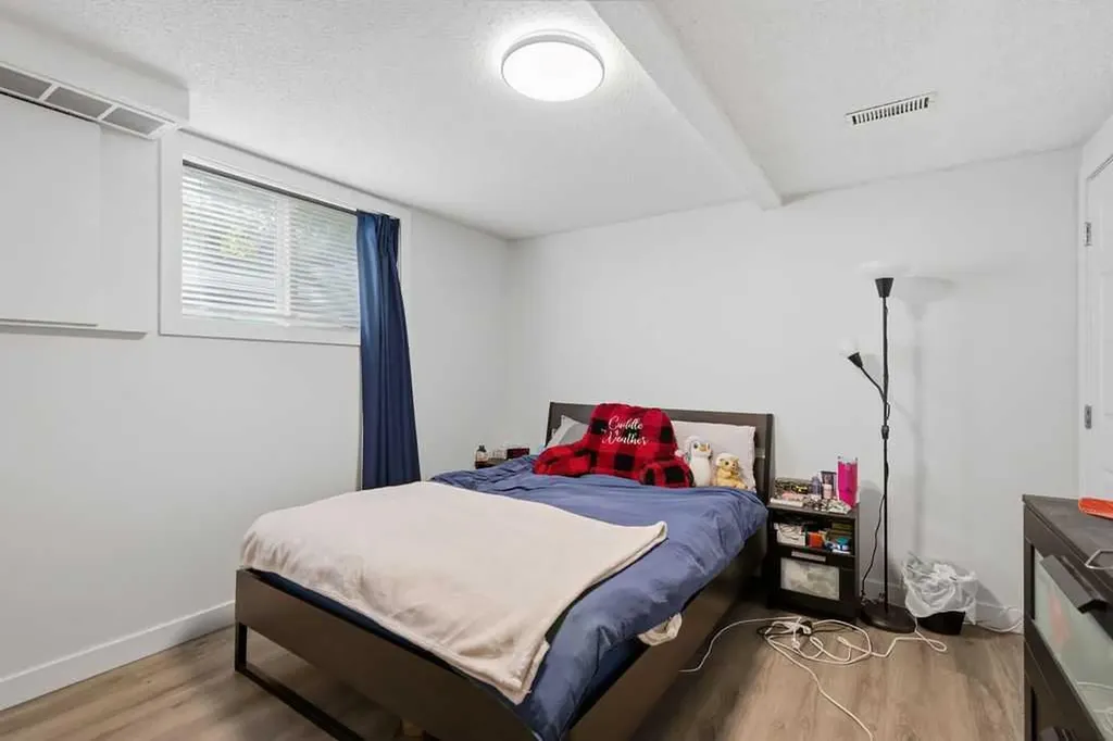 2812 19 Street NW Calgary AB T2M 3V8