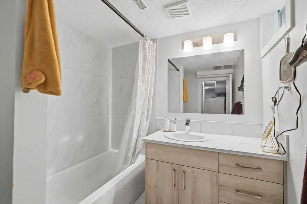 2812 19 Street NW Calgary AB T2M 3V8