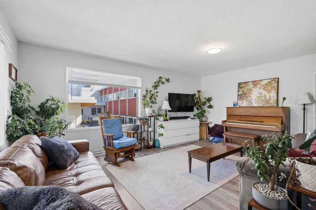 2812 19 Street NW Calgary AB T2M 3V8
