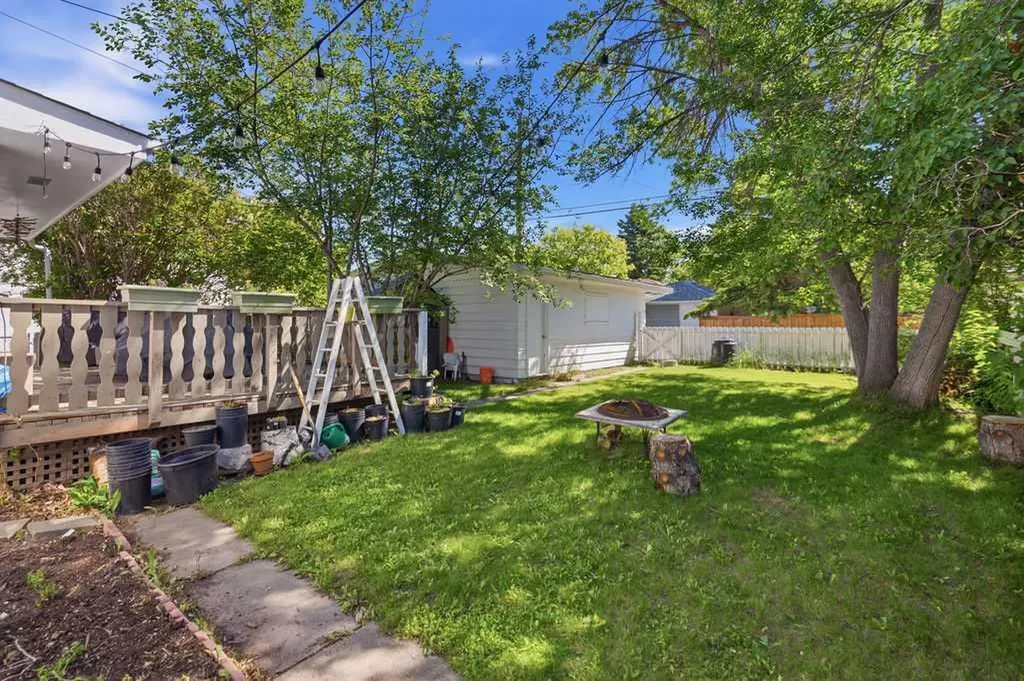 2812 19 Street NW Calgary AB T2M 3V8