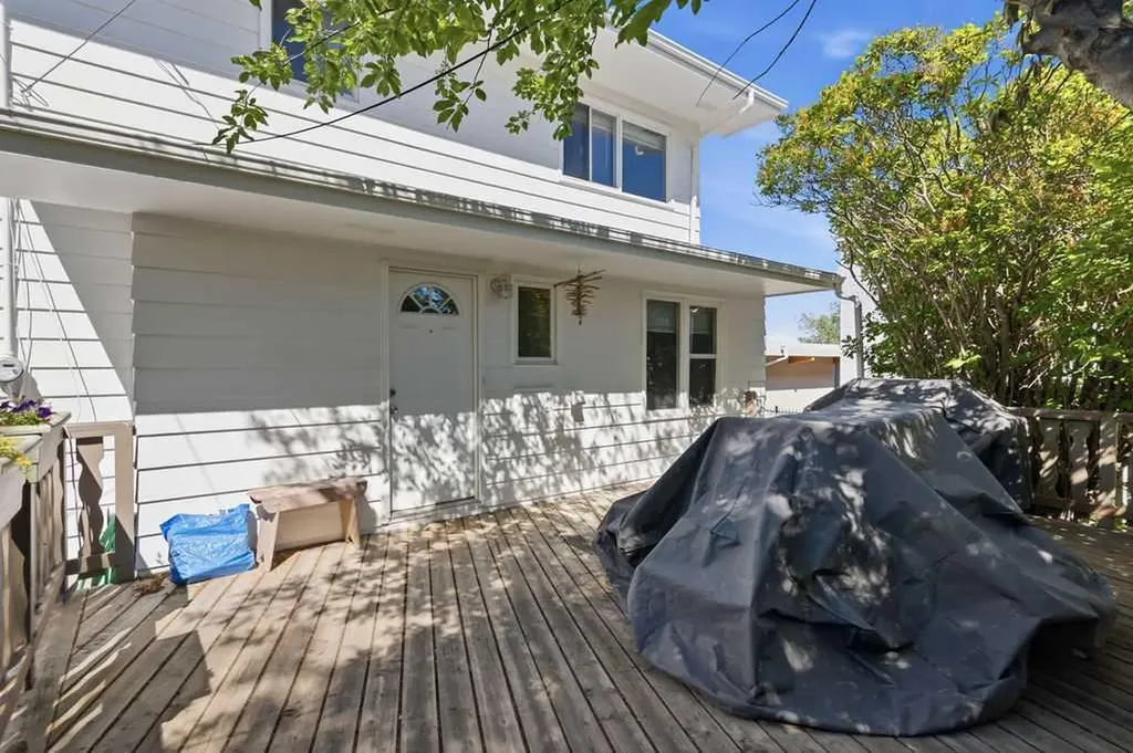 2812 19 Street NW Calgary AB T2M 3V8