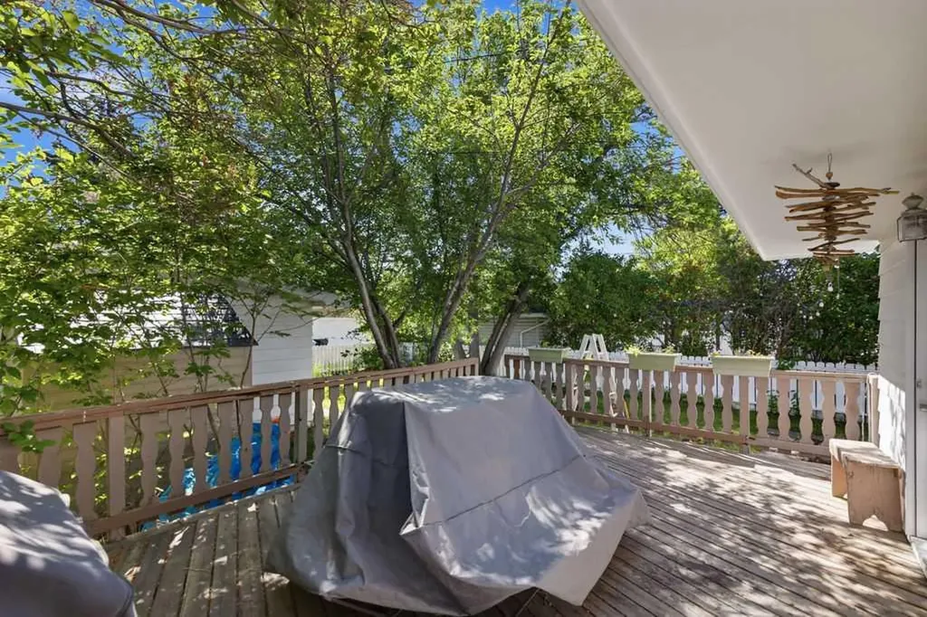 2812 19 Street NW Calgary AB T2M 3V8