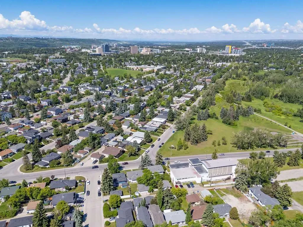2812 19 Street NW Calgary AB T2M 3V8