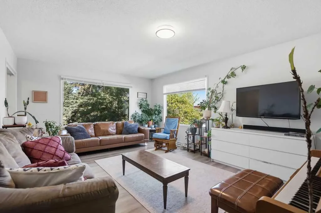 2812 19 Street NW Calgary AB T2M 3V8