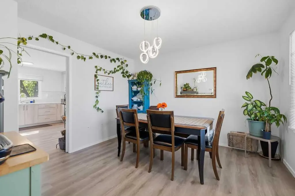 2812 19 Street NW Calgary AB T2M 3V8