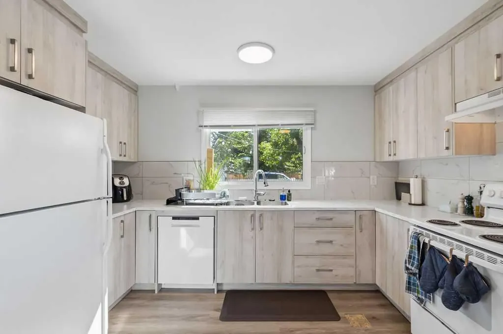 2812 19 Street NW Calgary AB T2M 3V8