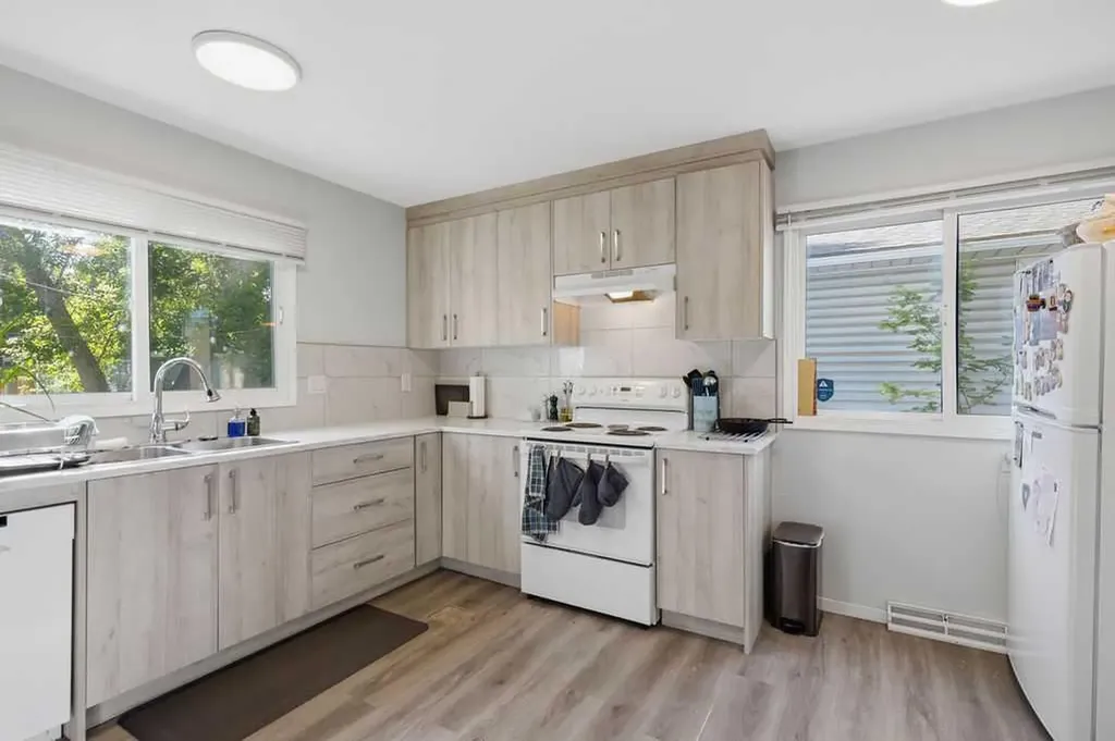 2812 19 Street NW Calgary AB T2M 3V8