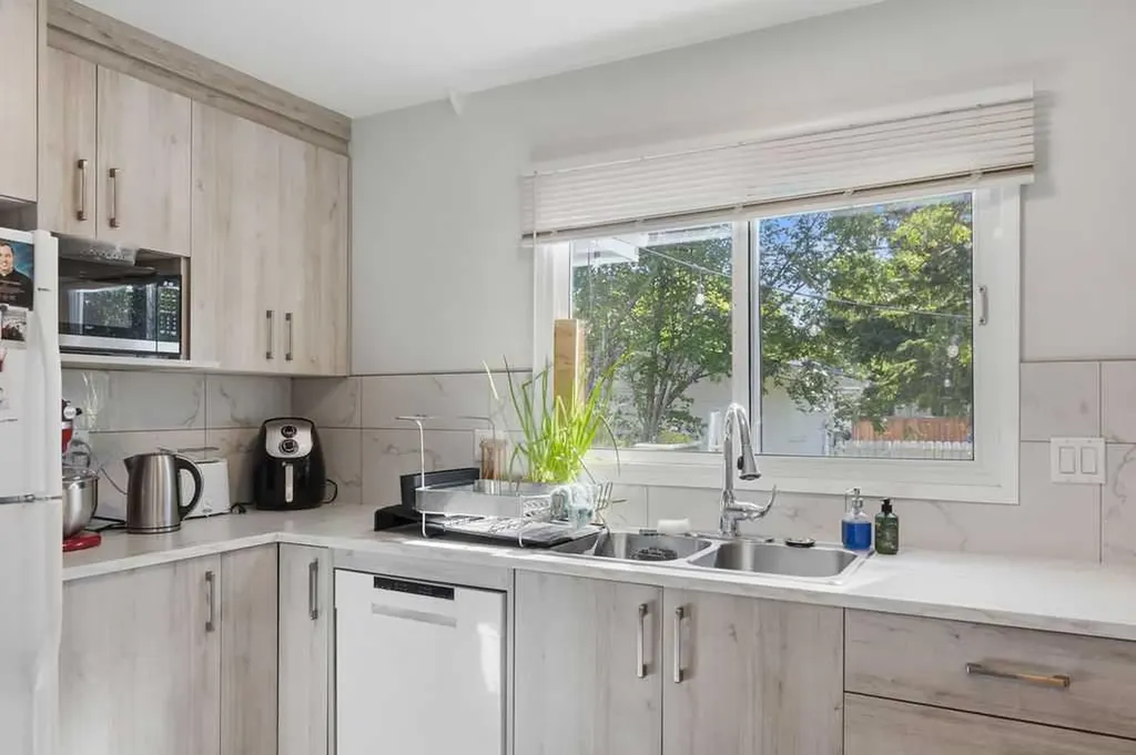 2812 19 Street NW Calgary AB T2M 3V8