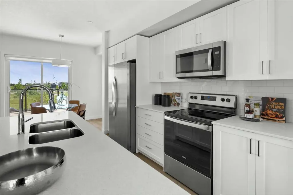 8562 19 Avenue SE Calgary AB T2A 0M8