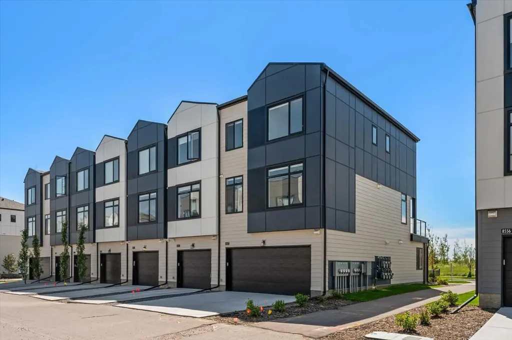 8562 19 Avenue SE Calgary AB T2A 0M8