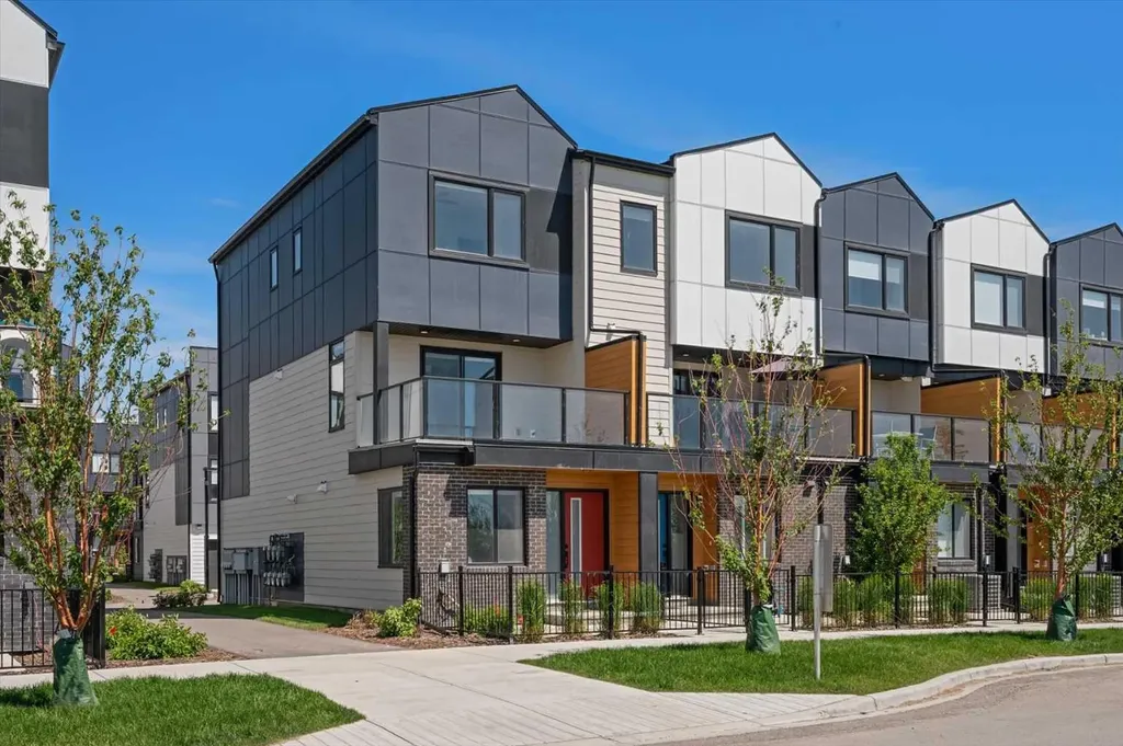 8562 19 Avenue SE Calgary AB T2A 0M8