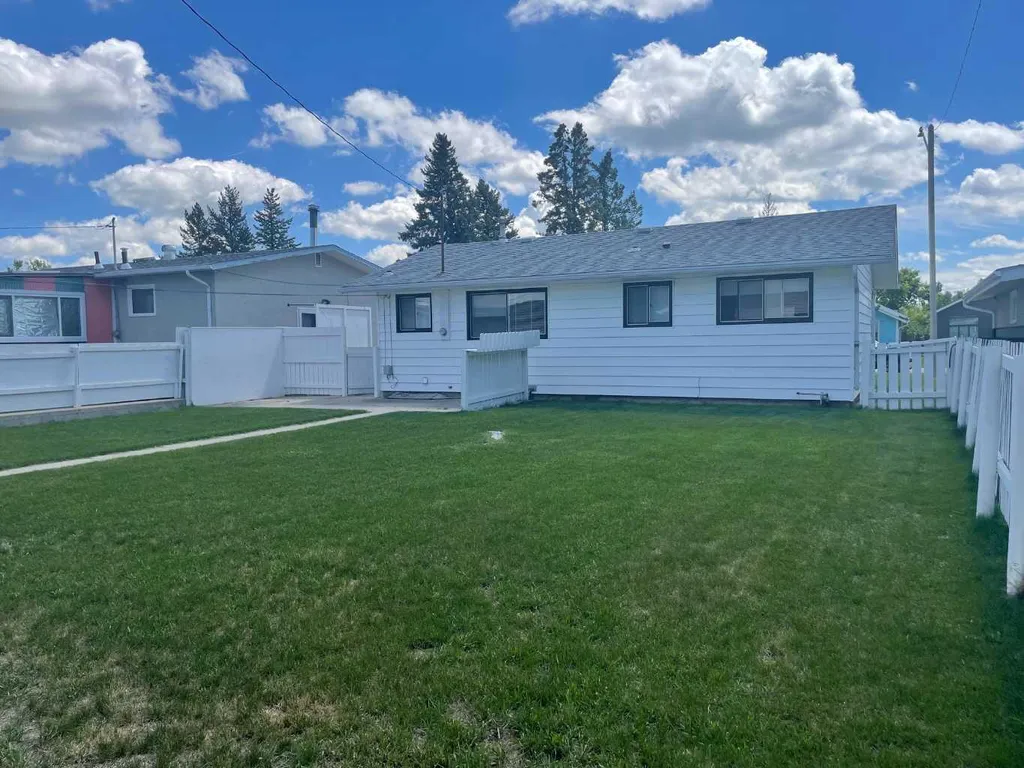 358 48 Avenue W Claresholm AB T0L 0T0