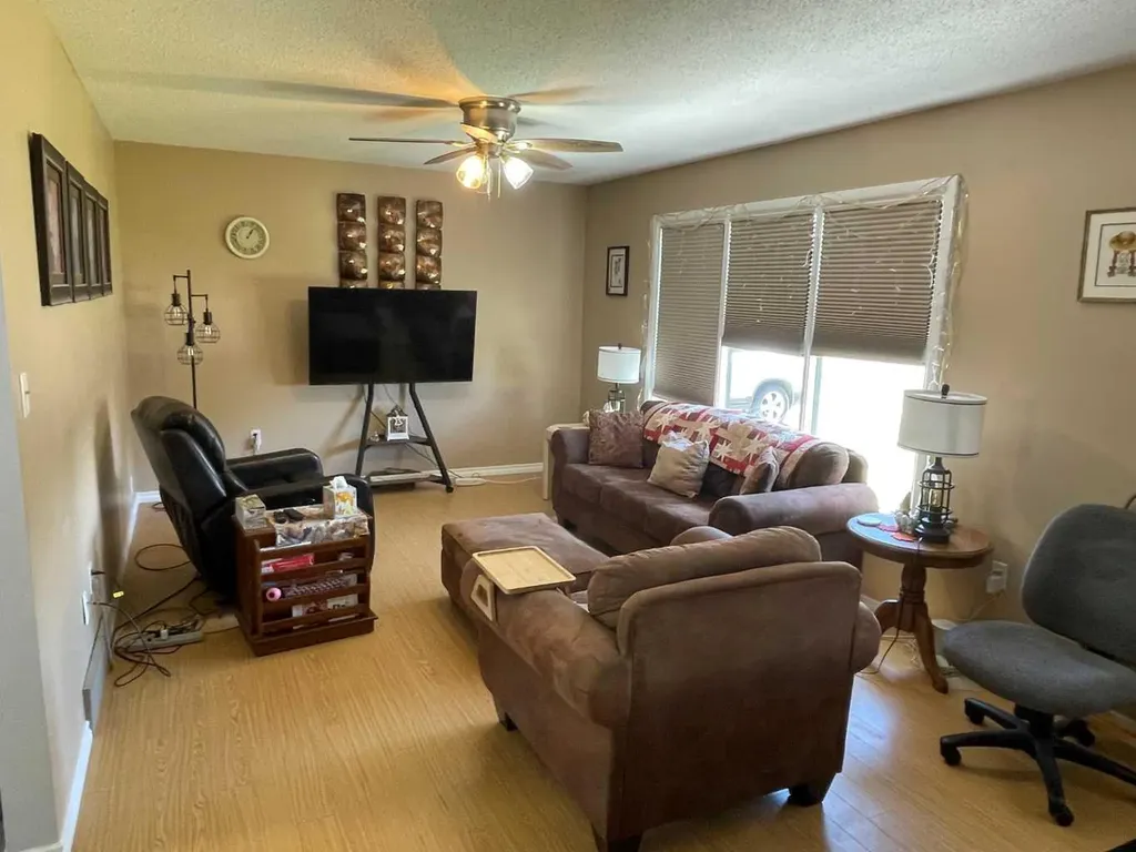 358 48 Avenue W Claresholm AB T0L 0T0