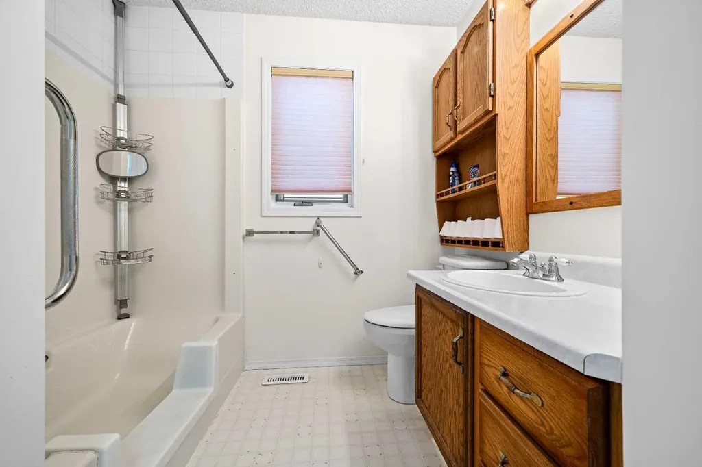 5502 46 Street Lloydminster AB T9V 0E5