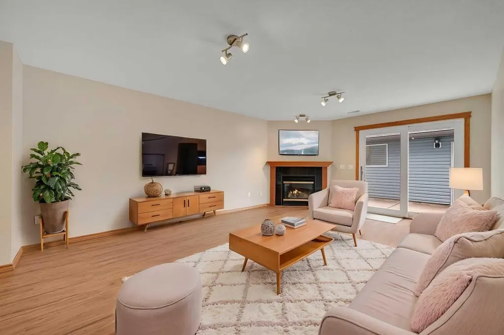 100 Somerside Grove SW Calgary AB T2Y 3V2