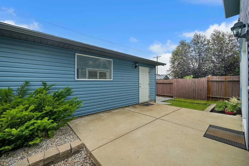 100 Somerside Grove SW Calgary AB T2Y 3V2