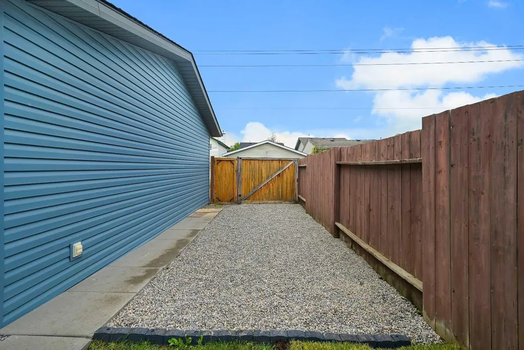 100 Somerside Grove SW Calgary AB T2Y 3V2