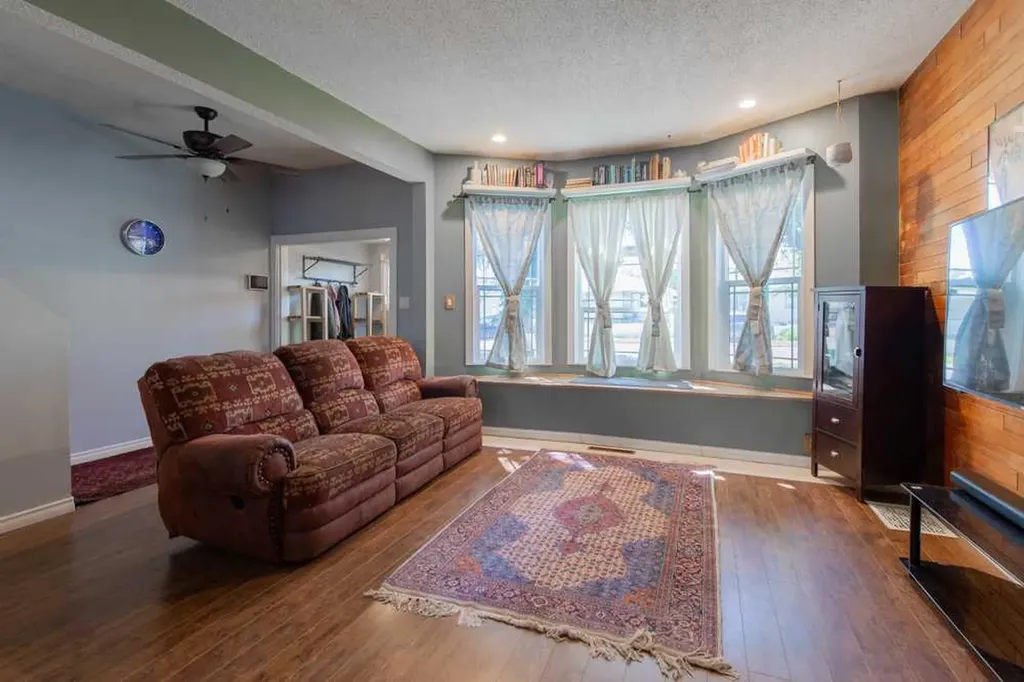 725 6 Street S Lethbridge AB T1J 2E5