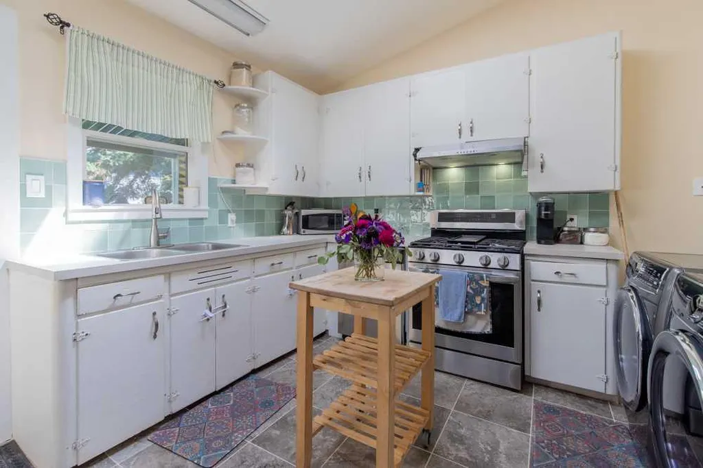 725 6 Street S Lethbridge AB T1J 2E5