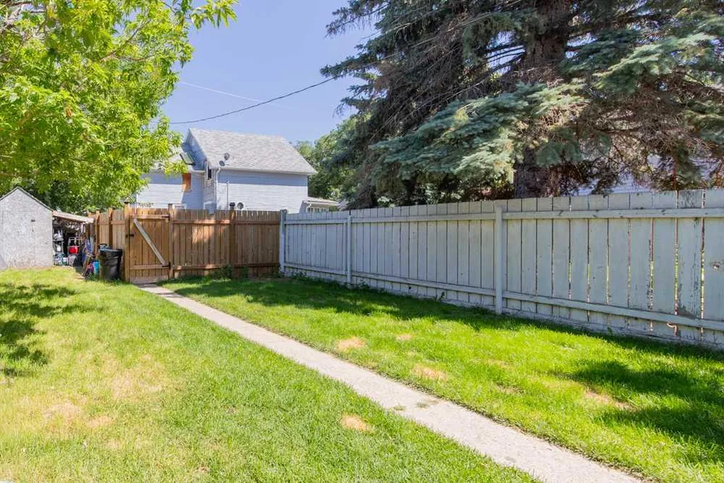 725 6 Street S Lethbridge AB T1J 2E5