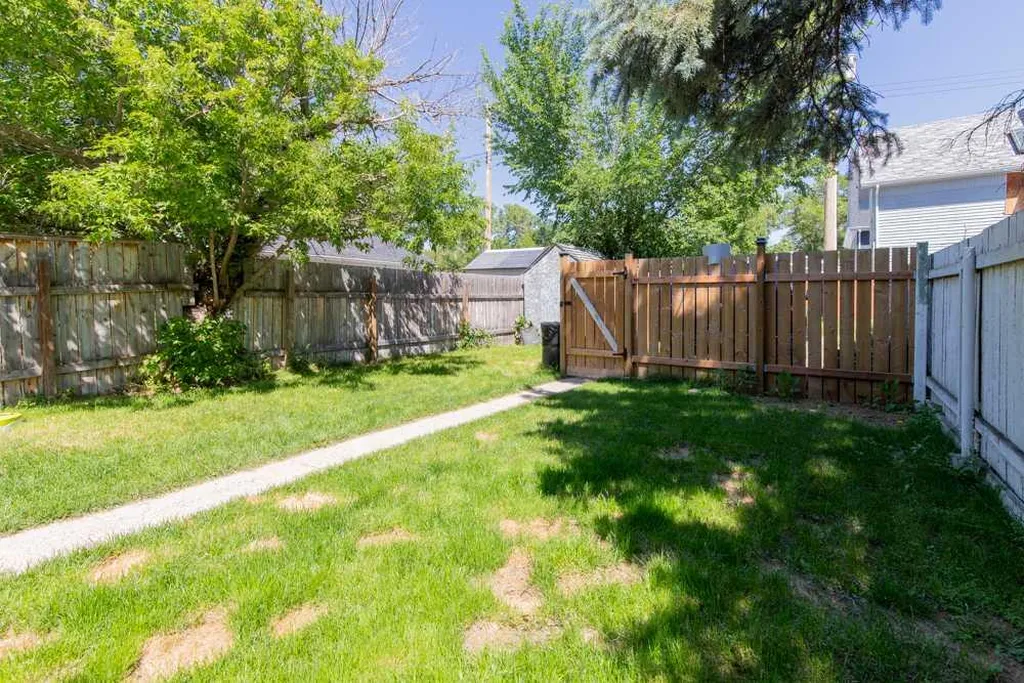 725 6 Street S Lethbridge AB T1J 2E5