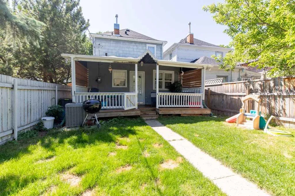 725 6 Street S Lethbridge AB T1J 2E5