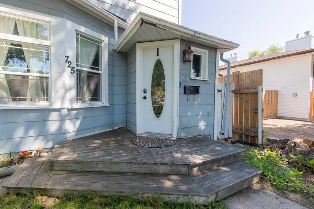 725 6 Street S Lethbridge AB T1J 2E5