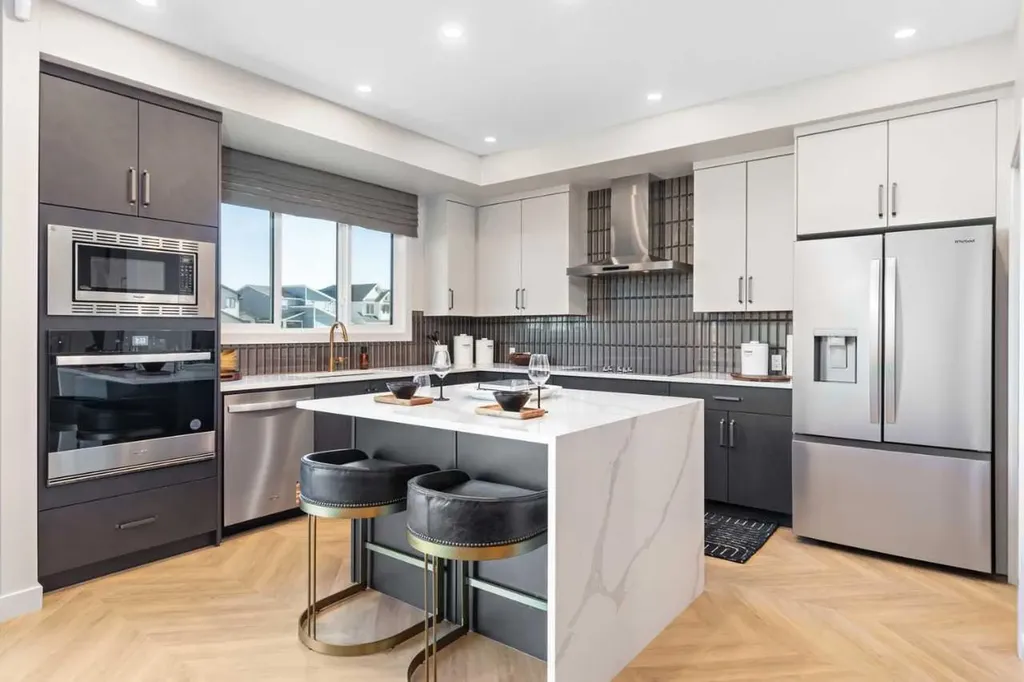 474 Hotchkiss Manor SE Calgary AB T3S 0T1