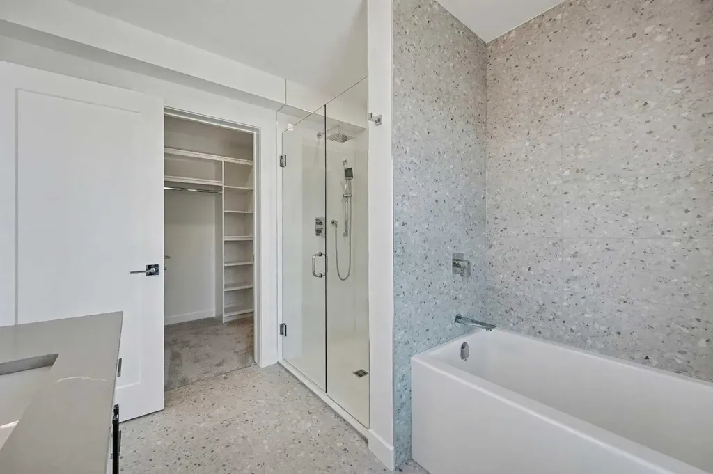 753 Centre Avenue NE Calgary AB T2E4B6
