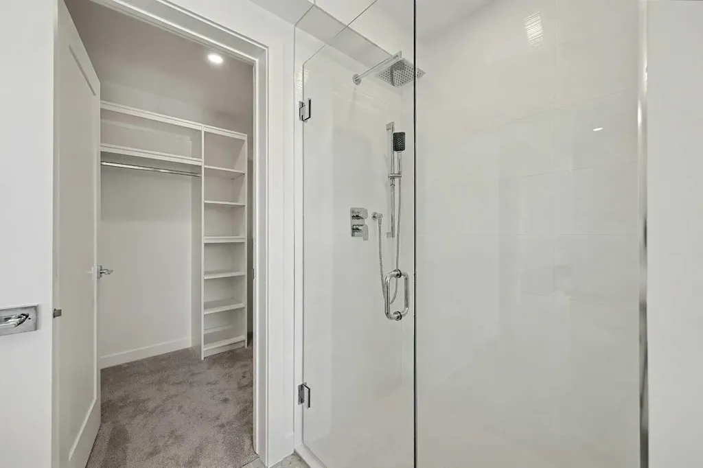 753 Centre Avenue NE Calgary AB T2E4B6